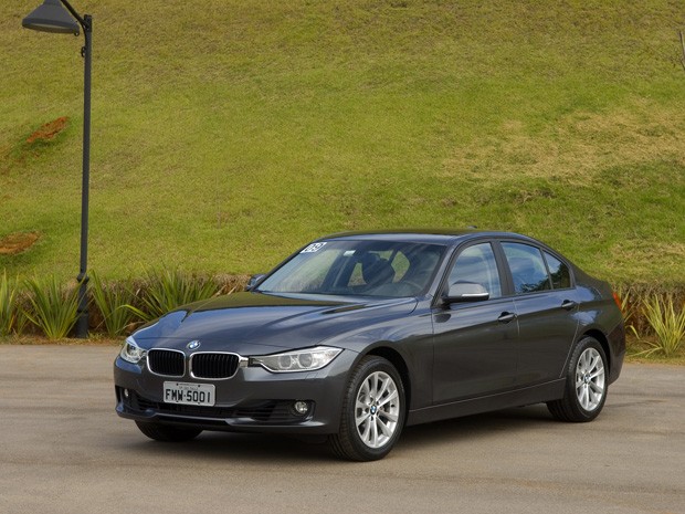 Novo BMW Série 3 chega primeiro na versão 328i Luxury, de R$ 212.950 (Foto: Miguel Costa Jr./Divulgação)