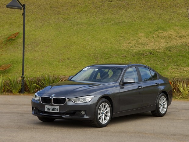 Novo BMW Série 3 chega primeiro na versão 328i Luxury, de R$ 212.950 (Foto: Miguel Costa Jr./Divulgação) Novo BMW Série 3 chega primeiro na versão 328i Luxury, de R$ 212.950 (Foto: Miguel Costa Jr./Divulgação)