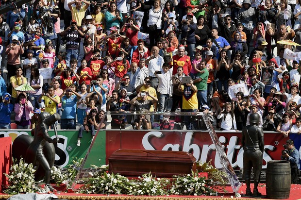 Caixão faz volta olímpica no estádio Azteca (Foto: Alfredo Estrella/AFP)