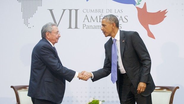 O presidente dos EUA, Barack Obama, cumprimenta o presidente de Cuba, Raul Castro, durante encontro na Cúpula das Américas, no Panamá (Foto: AP Photo/Pablo Martinez Monsivais)
