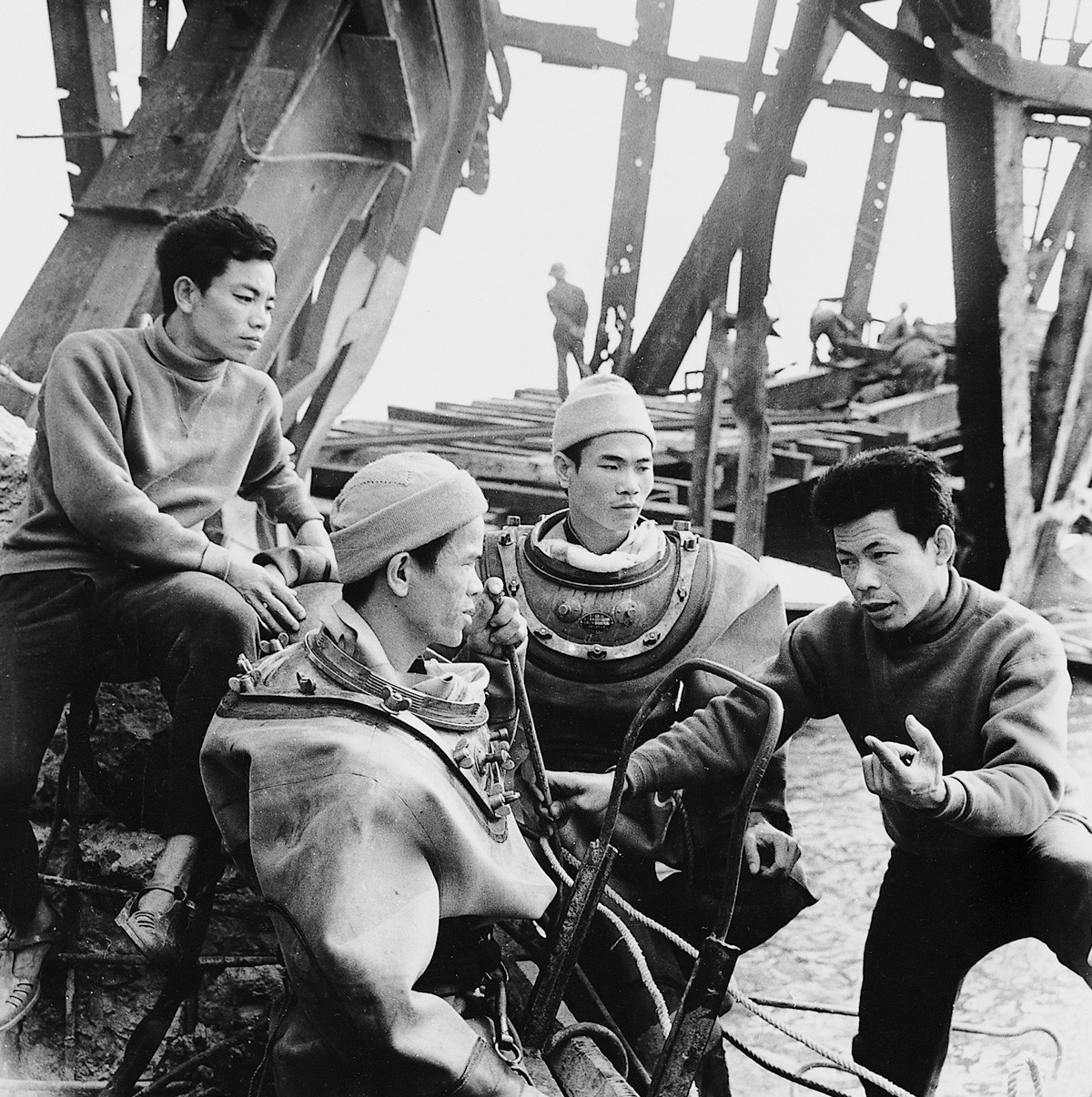 1973 - Construtores discutem reparos na Ponte Ham Rong, uma das principais vias de transporte de armas e maquinário dos vietcongs. Muitos aviões estadunidenses foram abatidos na área (Foto: Divulgação)