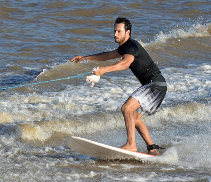 Rodrigo Santoro praticou esportes aquáticos na viagem (Foto: Gshow)