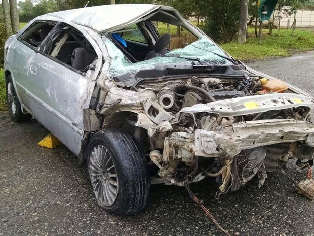 Astra ficou destruído após bater em mureta e capotar na BR-101 (Foto: PRF/Divulgação)