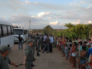 Multidão cerca casa onde estava suposto profeta, em Teresina (Foto: Gil Oliveira/Portal da Clube)