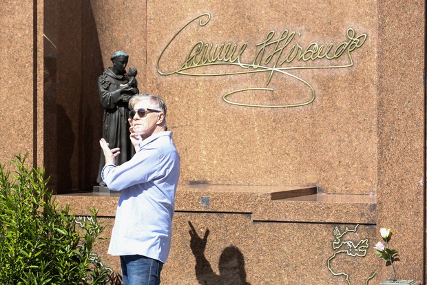 Miguel Falabella faz foto em túmulo de Carmem Miranda (Foto: ROBERTO FILHO / BRAZIL NEWS.)