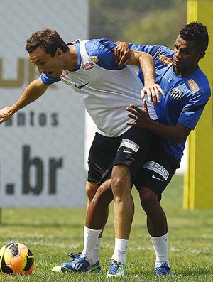 Thiago Ribeiro e Cicinho, treino do Santos (Foto: Ricardo Saibun / Divulgação Santos FC)