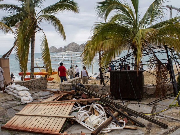 Destroços de um restaurante em Los Cabos, México, após passagem do furacão Newton (Foto: Fernando Castillo / Reuters)