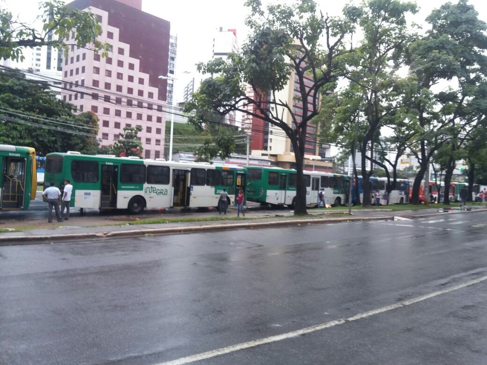Ônibus parados em fila na manhã desta sexta-feira, na Avenida ACM, região do Iguatemi, em Salvador (Foto: Juliana Almirante/G1)