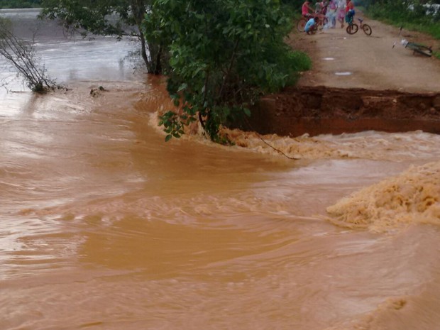 Nível do Rio Verde subiu rapidamente (Foto: Divulgação/Corpo de Bombeiros)