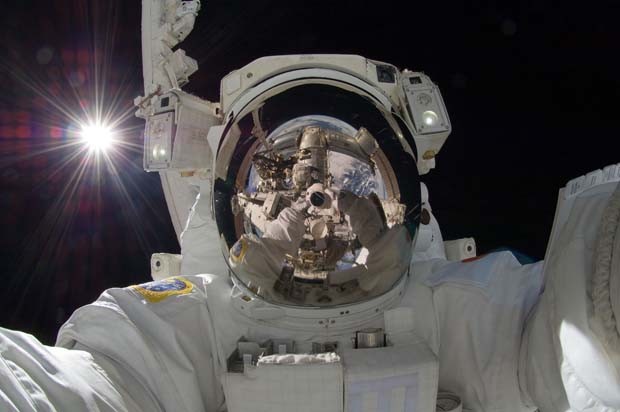 Auto-retrato do astronauta Akihiko Hoshide. (Foto: NASA: 2Explore/Nasa)