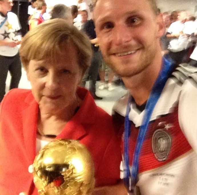 Howedes ao lado de Angela Merkel nos vestiários (Foto: Reprodução/Instagram)