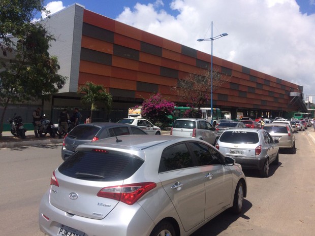 Trânsito liberado por taxistas em frente ao Detran, em Salvador (Foto: Henrique Mendes/G1)