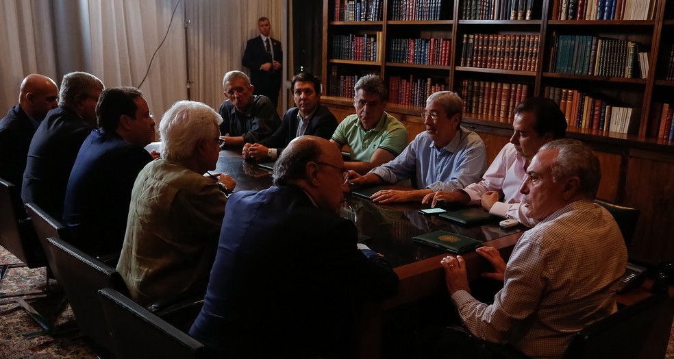 O presidente Michel Temer (dir.), durante a reunião deste domingo no Alvorada (Foto: Marcos Corrêa/PR)