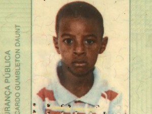 Menino de 6 anos morreu ao ser atropelado por moto quando atravessava a rua (Foto: Marcio Meireles/EPTV)