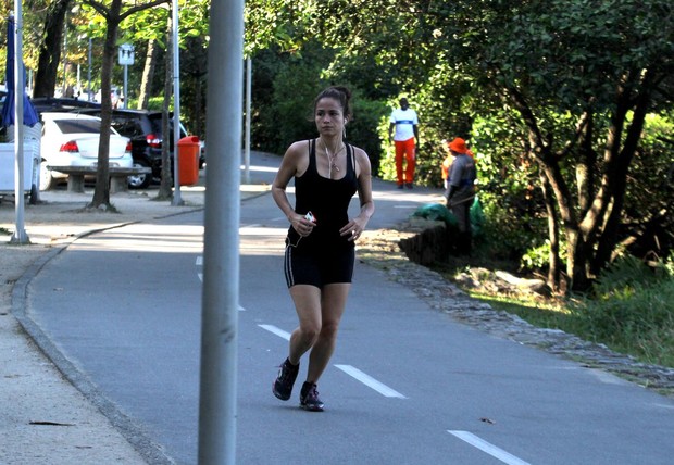 Nanda Costa corre na Lagoa (Foto: Henrique Oliveira / Foto Rio News) Nanda Costa corre na Lagoa (Foto: Henrique Oliveira / Foto Rio News)