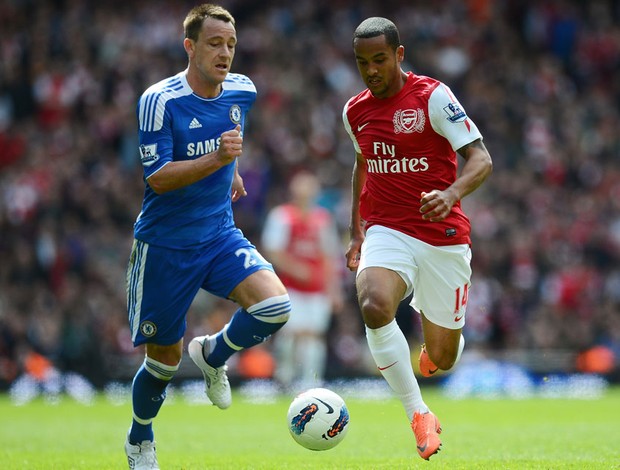 John Terry e Theo Walcott arsenal x Chelsea (Foto: Getty Images)
