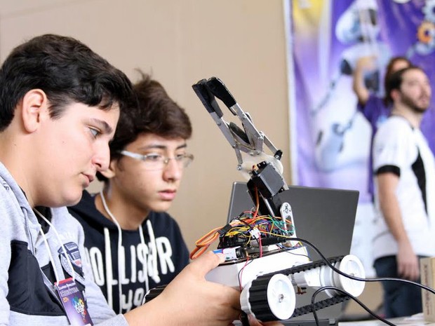 Curso no ICMC possibilitará esclarecer dúvidas sobre como montar os robôs e programá-los (Foto: Denise Casatti/Divulgação)