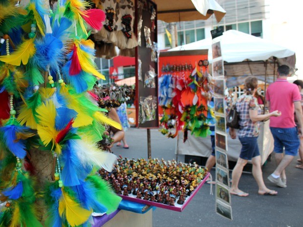 Feira ocorre aos domingos, na Avenida Eduardo Ribeiro  (Foto: Jamile Alves/G1 AM)