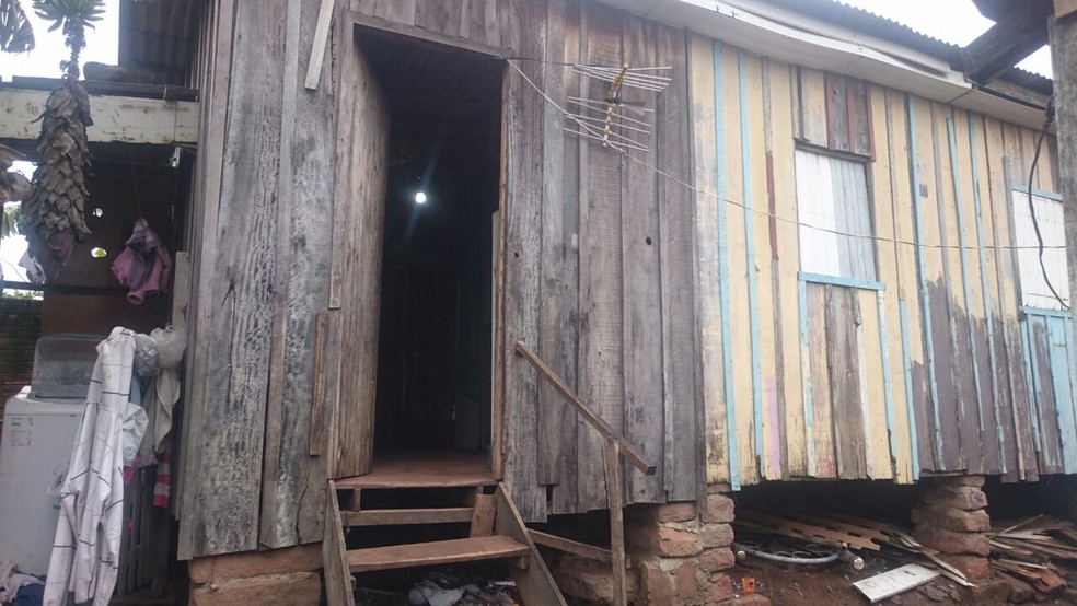Casa onde morreram jovem de 20 anos e criança de 4 anos. (Foto: Renato Soder/RBS TV)