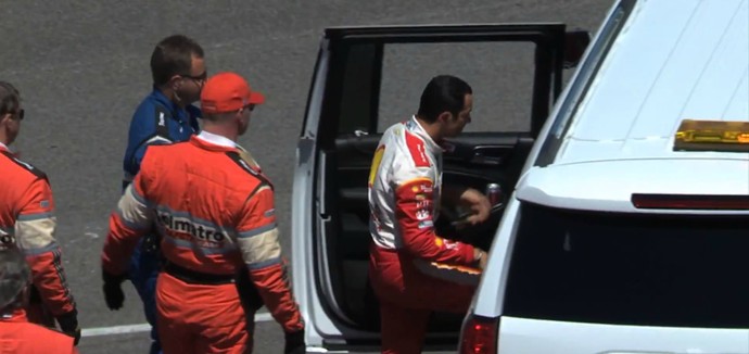 Apesar da intensidade do acidente, Hélio Castroneves saiu caminhando do carro (Foto: Divulgação)