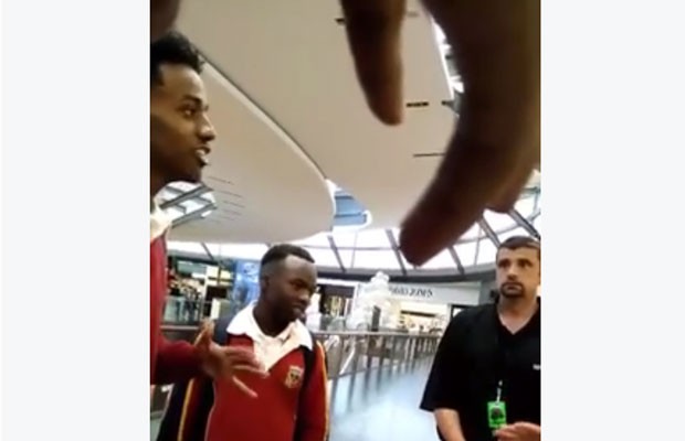 Cena de vídeo em que funcionário de loja da Apple, na Austrália, expulsa estudantes negros por preocupação de que fossem roubar alguma coisa. (Foto: Reprodução/Facebook/Francis Ose)