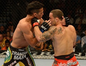 Charles Oliveira x Frankie Edgar UFC 162 (Foto: Getty Images)