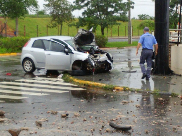 Veículo foi abandonado após acidente em avenida de Bauru (Foto: Divulgação/Emdurb) Veículo foi abandonado após acidente em avenida de Bauru (Foto: Divulgação/Emdurb)