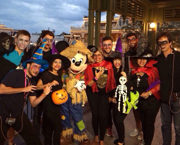 Equipe do Mais Você, fantasiada a caráter já que é Halloween, foi recebida por ninguém menos do que Mickey Mouse (Foto: Divulgação/Walt Disney World)
