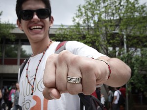 Rui Santiago Rosa usa um anel de Atlantis como amuleto para a Fuvest (Foto: Caio Kenji/G1)