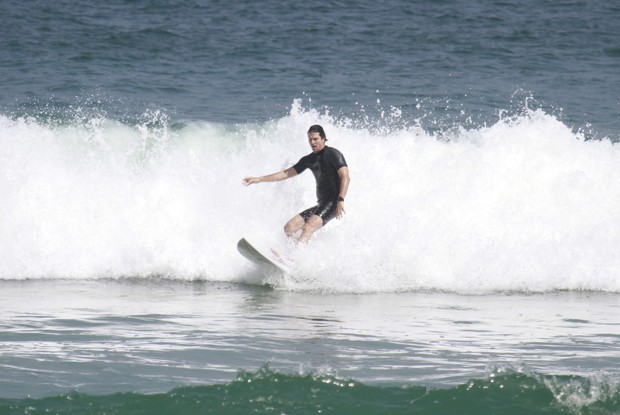 Vladimir Brichta surfa na praia da Barra (Foto: Dilson Silva / AgNews)