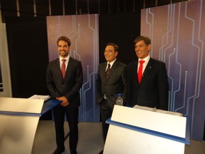 Fernando Marroni  (PT, D), Eduardo Leite (PSDB, E) e o mediador do debate em Pelotas, Artur Rocha (C) (Foto: Felipe Truda/G1)
