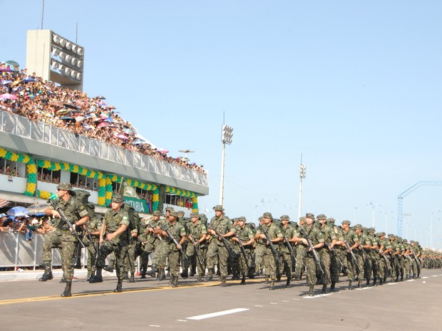 Infanatria do 34º BIS, do Exército Brasileiro, desfila no Dia da Independência, em Macapá (Foto: Gabriel Penha/G1)