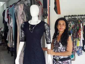 Costureira e empresária América Rocha mostra roupas feitas por ela em seu ateliê (Foto: Isabella Formiga/G1)