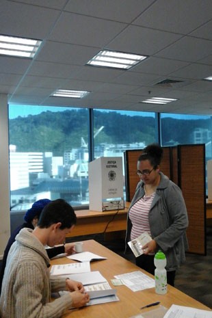 883 pessoas estão aptas a votar na embaixada na Nova Zelândia (Foto: BBC) 883 pessoas estão aptas a votar na embaixada na Nova Zelândia (Foto: BBC)