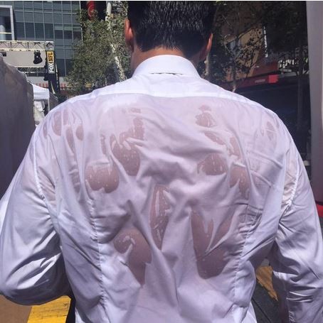 O apresentador mexicano Mario Lopez mostra blusa encharcada de suor (Foto: Reprodução do Instagram)