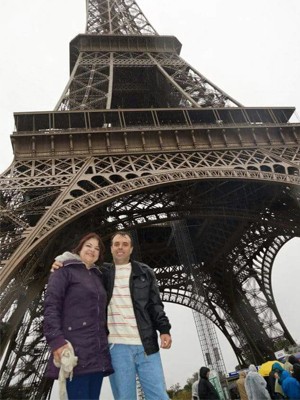 Casal em frente à Torre Eiffel em Paris, na França, poços de caldas (Foto: Marisa Garcia Pereira/Arquivo pessoal)