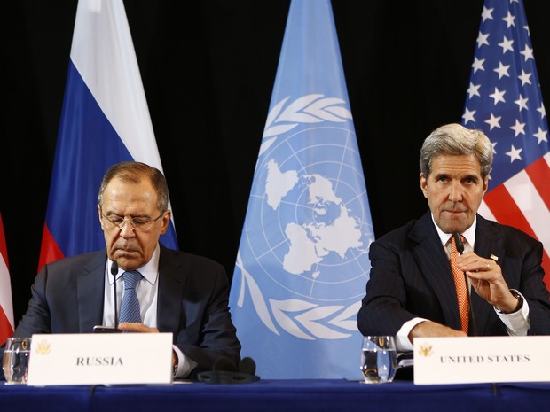 Chanceler da Rússia, Sergey Lavrov (à esqueda) e secretário de Estado dos EUA, Jonh Kerry (Foto: Matthias Schrader/AP)