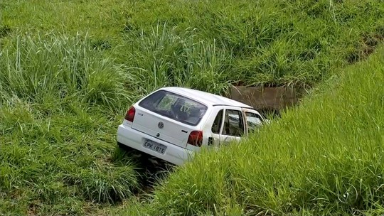 Motorista cai com carro em canaleta de água em rodovia de Rio Preto