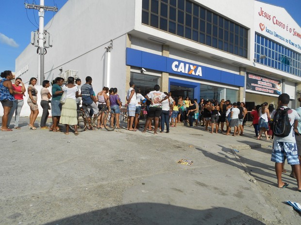 Moradores de Campo Grande fazem fila em agência da Caixa neste domingo (Foto: Viviane Mateus/G1)