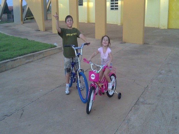 Alejandro e a irmã andando de bicicleta antes da doença (Foto: Arquivo pessoal)