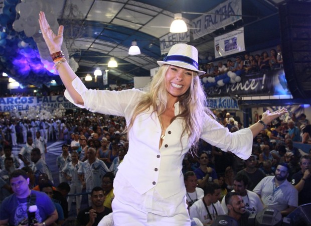 Adriane Galisteu na quadra da tradicional agremiação de Madureira (Foto: Foto Rio News)