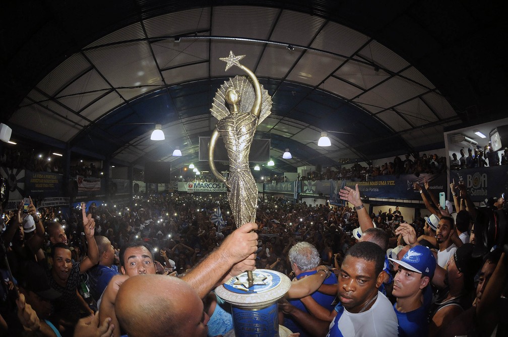 Membros da Portela festejam na quadra da escola com o troféu pela vitória do carnaval de 2017 (Foto: Alexandre Durão / G1)