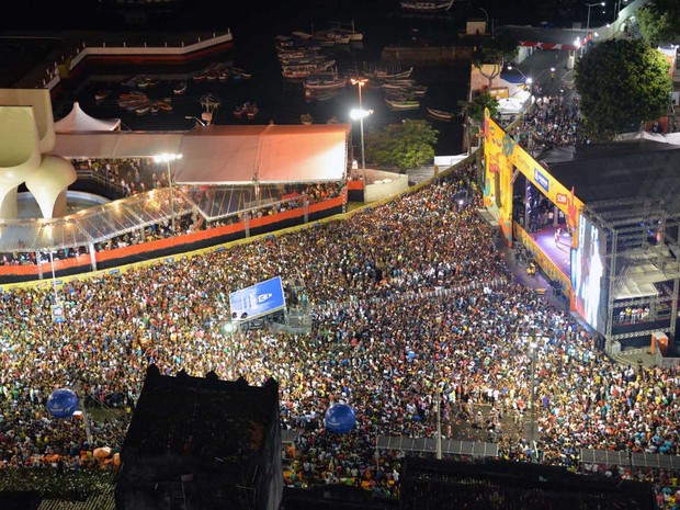 Praça Cairu ficou lotada durante o terceiro dia de festa de réveillon em Salvador (Foto: Elias Dantas / Ag Haack)