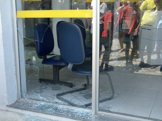 Homens quebram porta de entrada do banco durante assalto (Foto: TV Verdes Mares/Reprodução)