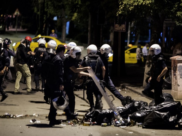 10 de junho - Polícia turca destroe uma barricada montada por manifestantes no centro de Ancara. (Foto: Marco Longari/AFP)