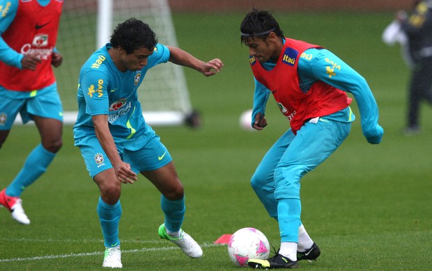 Neymar no primeiro treino da Seleção na Inglaterra (Foto: Mowa Press)
