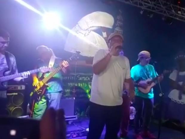Irmãos Macedo cantavam na festa quando rojões foram jogados no terreiro de umbanda, bahia (Foto: Reprodução/ TV Bahia) Irmãos Macedo cantavam na festa quando rojões foram jogados no terreiro de umbanda, bahia (Foto: Reprodução/ TV Bahia)