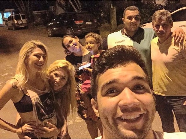 Antônia Fontenelle, Jonathan Costa e Verônica Costa com a família (Foto: Instagram/ Reprodução)