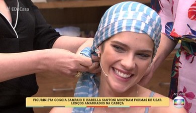 Figurinista e Isabella Santoni mostram formas de usar lenços