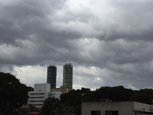 Tempo já começa a virar em Curitiba na tarde desta segunda (25) (Foto: Sérgio Tavares / G1)